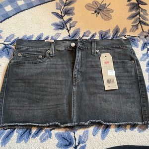 NWT Levi’s low rise denim mini skirt
